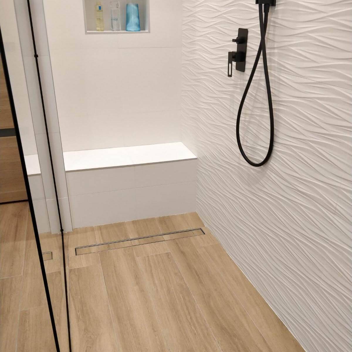 Poser du carrelage dans une douche à l'italienne